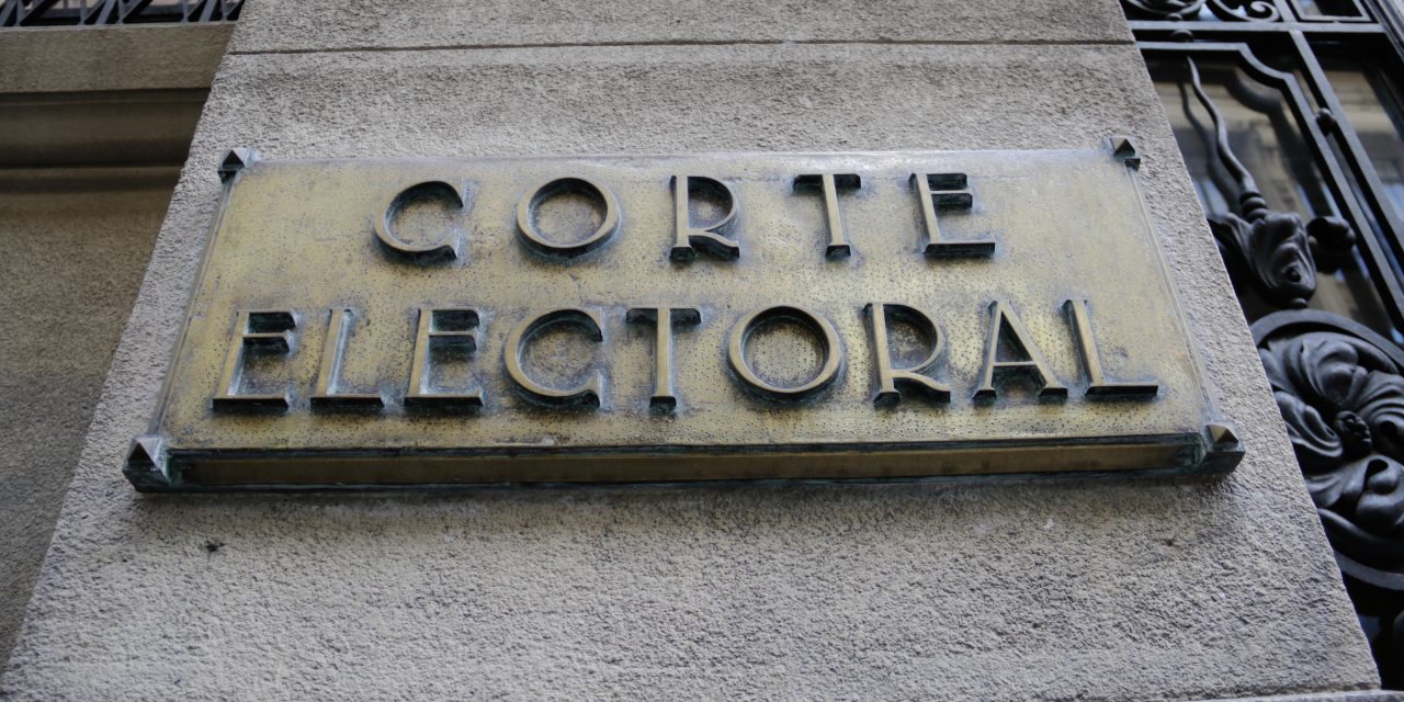 Corte Electoral instala oficina móvil en el atrio de la IMM para tramitar credencial