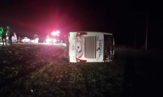 Un ómnibus de pasajeros despistó y volcó en ruta 5