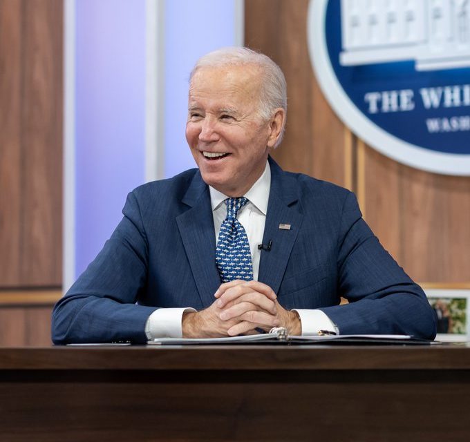 En plena conferencia el presidente de Estados Unidos Joe Biden comenzó a decir frases sin sentido y le cortaron el audio
