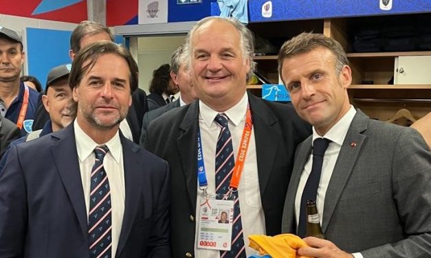 Lacalle Pou le regaló una camiseta de los Teros a Macron y dedicó unas palabras al plantel uruguayo