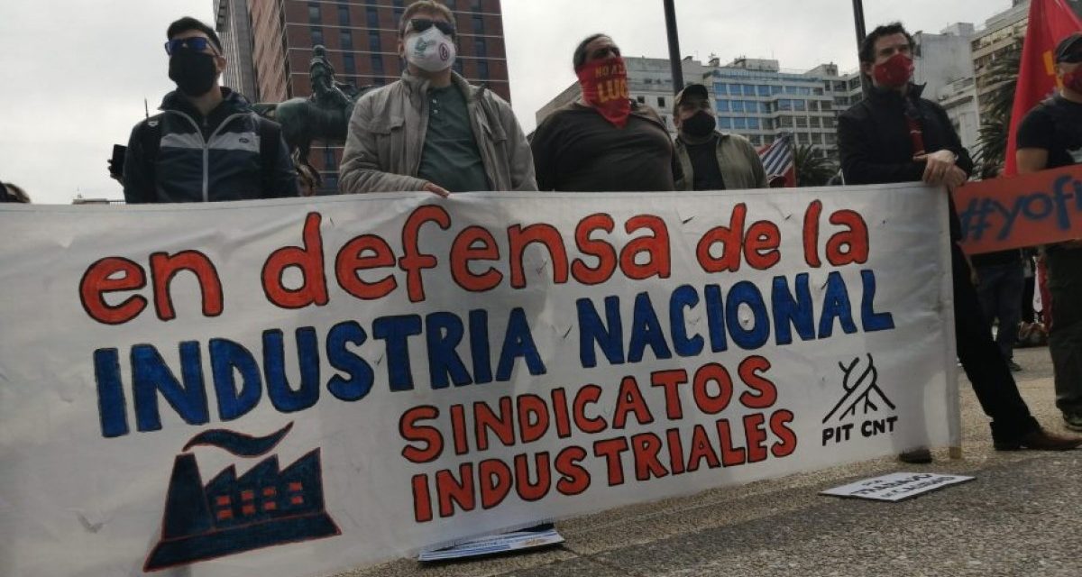 Sindicatos industriales realizan una manifestación y exigen un salario mínimo de $ 37.500