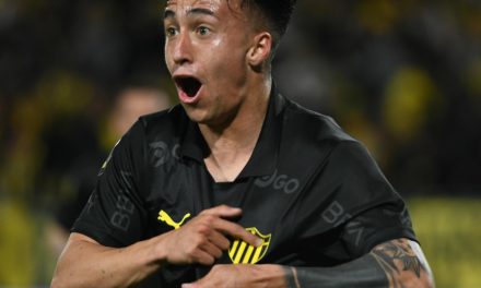 Peñarol volvió a ganarle a Defensor de atrás y manda en todas las tablas