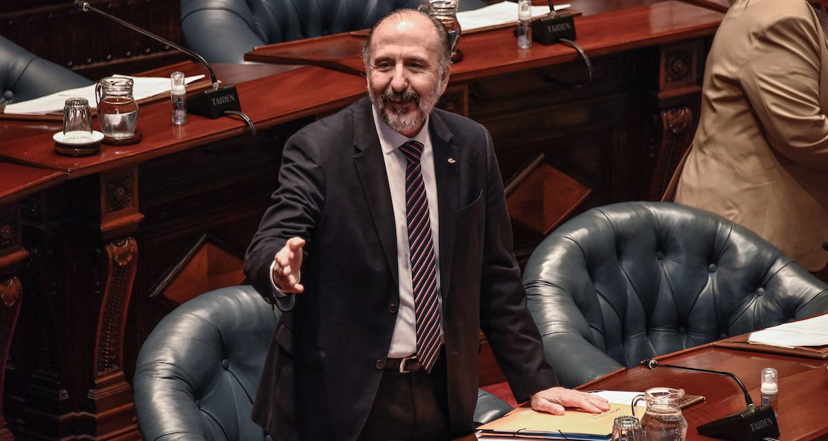 Desde los tableros de ajedrez y las canastas de básquetbol al asiento en el Senado: las viejas pasiones del socialista Nunes