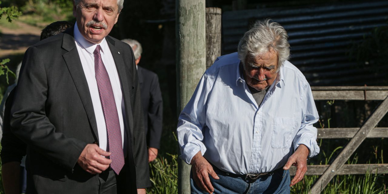 Alberto Fernández visitó a José Mujica para hablar “de todo, hasta de fútbol»