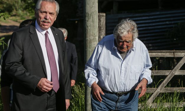 Alberto Fernández visitó a José Mujica para hablar “de todo, hasta de fútbol»