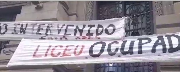 Vuelven a ocupar el IAVA por reforma educativa “autoritarista” y docentes dicen que salida de Robert Silva de Anep “no va a cambiar nada”