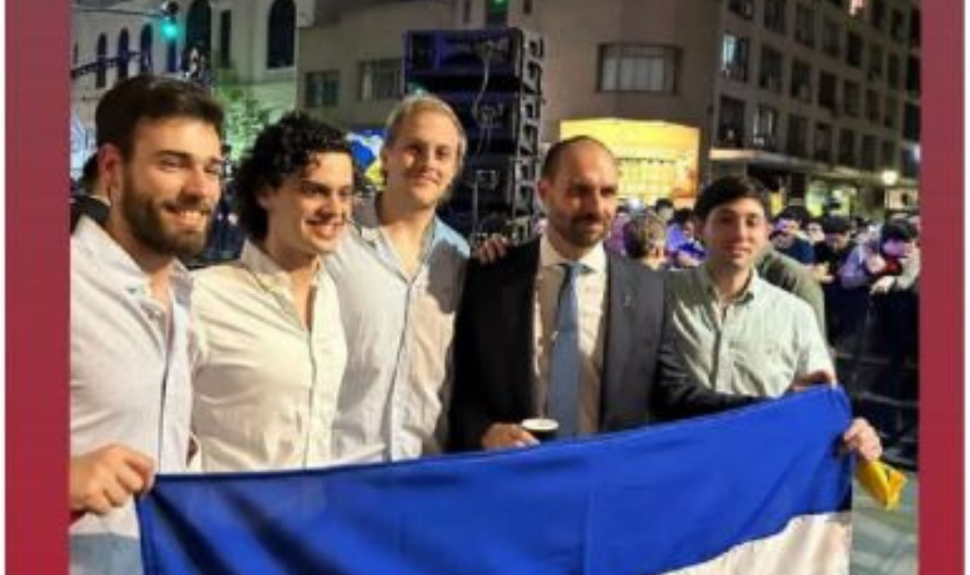 La bandera de los Treinta y Tres en el acto de Milei que desató la polémica entre blancos en Uruguay
