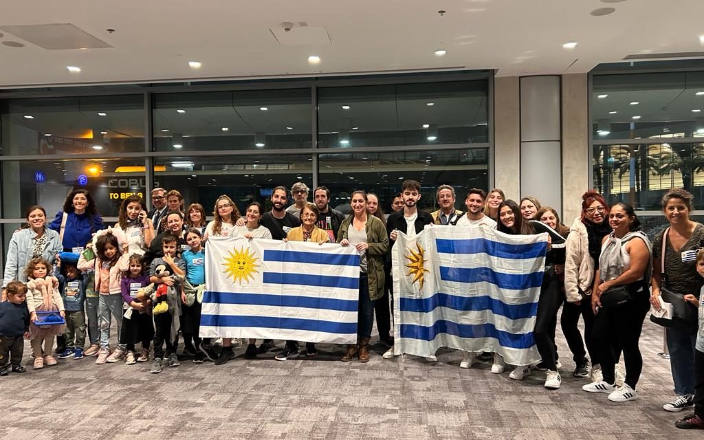 Segundo vuelo humanitario traslada desde Tel Aviv a 52 uruguayos y 23 extranjeros