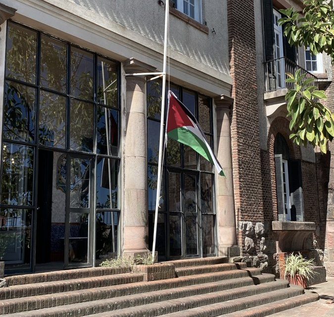 Bandera a media asta en Embajada Palestina en Uruguay en honor a “civiles masacrados por Israel”