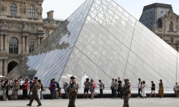 Francia: evacuaron Museo del Louvre y Palacio de Versalles tras amenaza de bomba