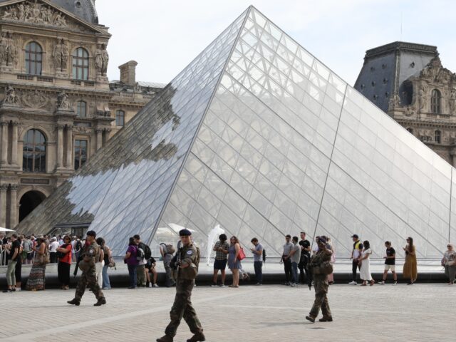 Francia: evacuaron Museo del Louvre y Palacio de Versalles tras amenaza de bomba