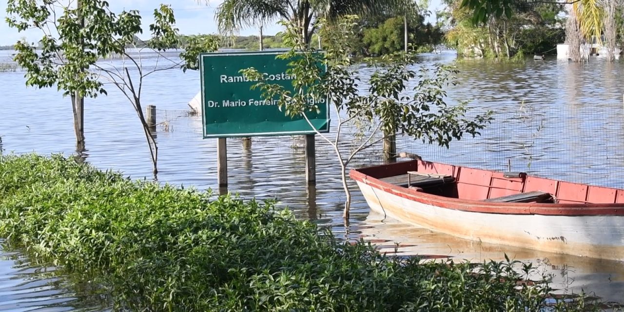 Varias personas en Artigas víctimas de las inundaciones hacen recorridas en botes para evitar robos