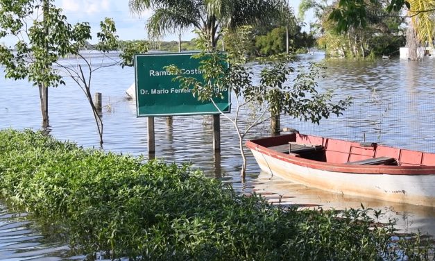 Varias personas en Artigas víctimas de las inundaciones hacen recorridas en botes para evitar robos