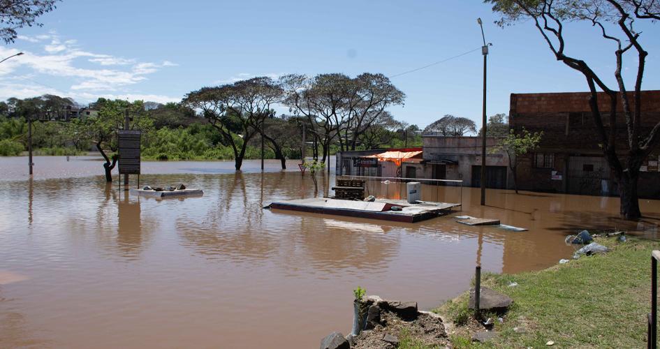 Inundaciones en el litoral deja más de 2000 desplazados aunque el nivel del río comienza a bajar