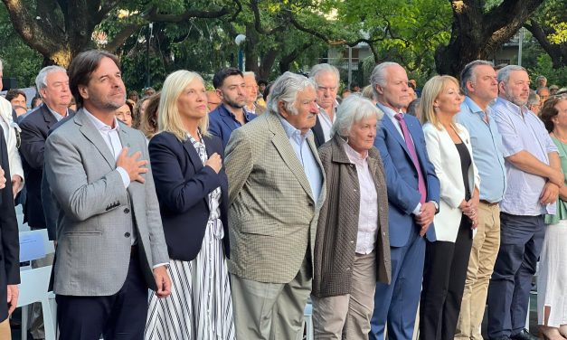 Lacalle Pou y dirigentes de partidos políticos recordaron el acto del Río de Libertad