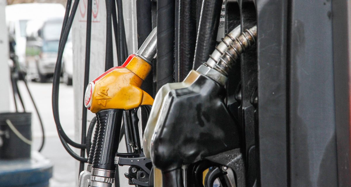 Gobierno definió bajar $2 el precio de los combustibles en diciembre