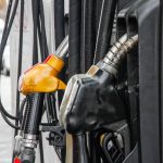 Gobierno definió bajar $2 el precio de los combustibles en diciembre