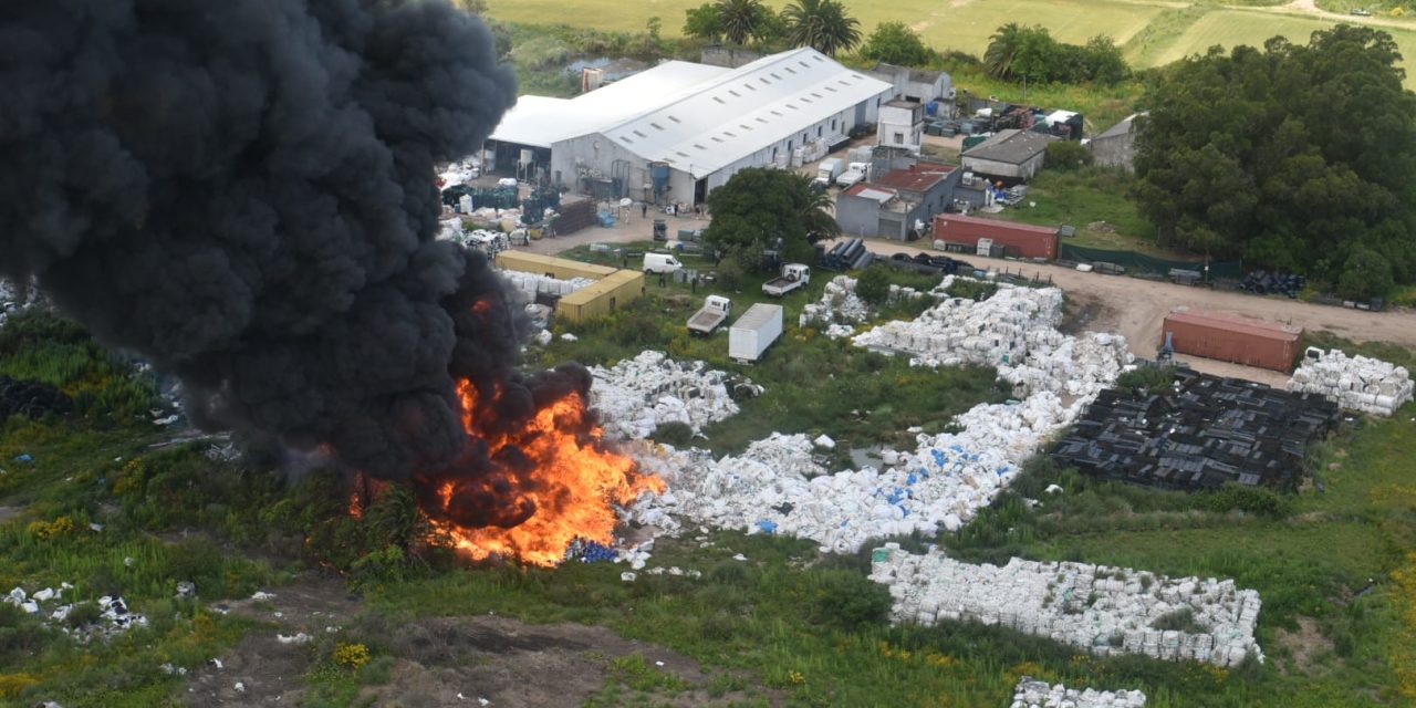 Funcionario de la IMM fue internado tras intervenir en incendio de depósito de plástico