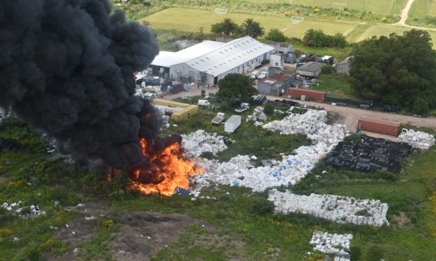 Bomberos controló incendio en depósito de plásticos en Montevideo que afectó dos hectáreas