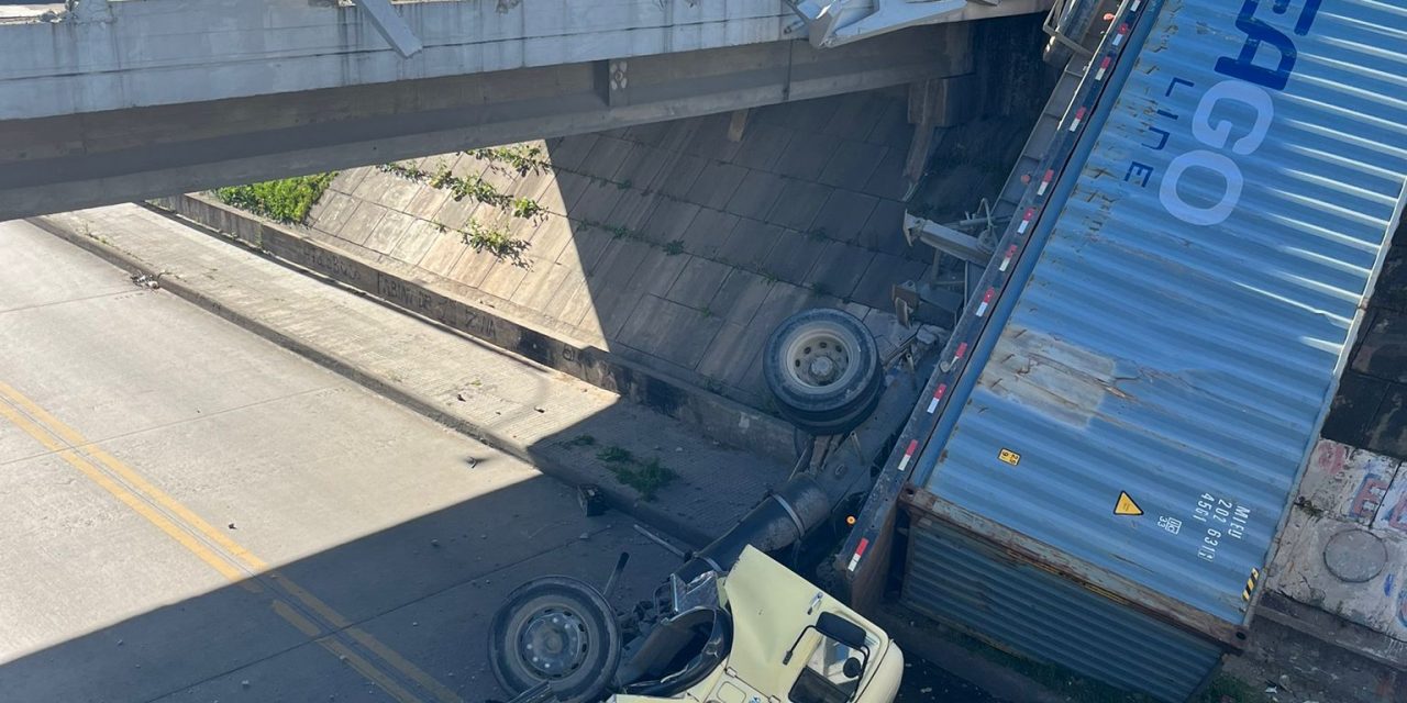 Camión se dio vuelta mientras circulaba por el puente de la calle Santa Lucía