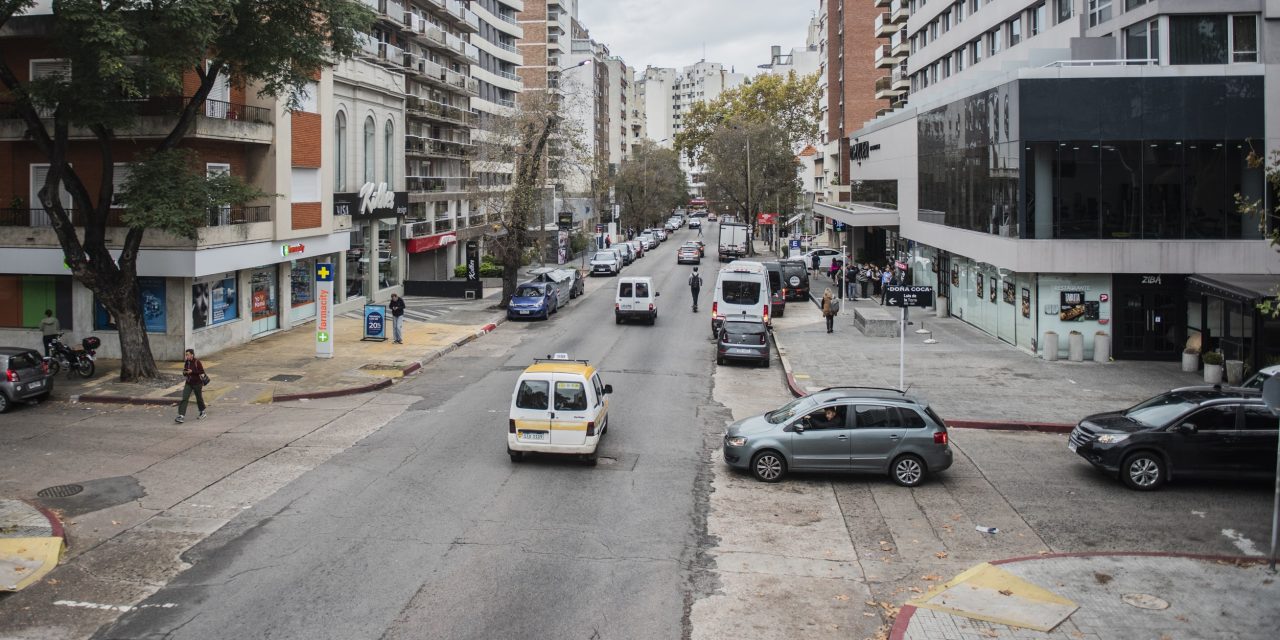 Intendencia comienza a multar autos mal estacionados en Punta Carretas
