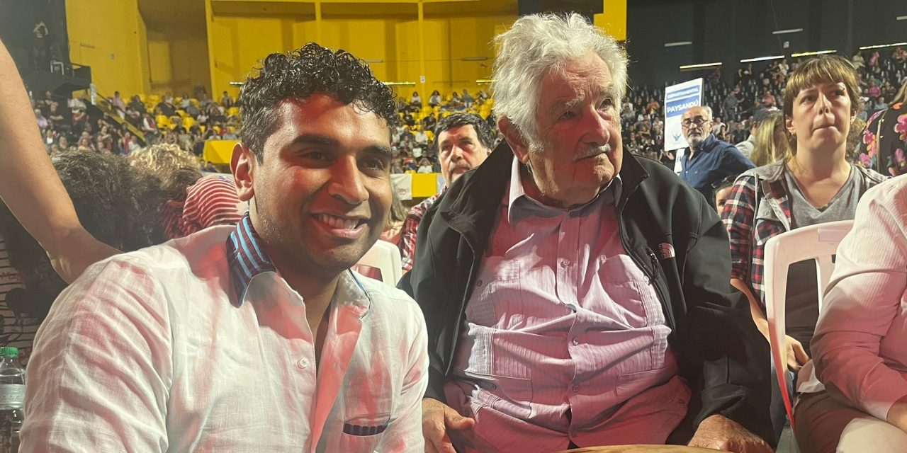 Diputado colombiano le regaló a Mujica “el banco del pensamiento” que representa “el poder y de sabiduría ancestral”