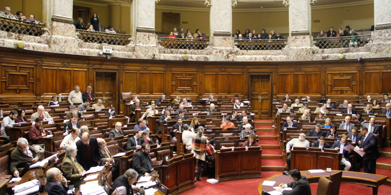 Por insultos y gritos los extrabajadores de Casa de Galicia fueron desalojados de las barras