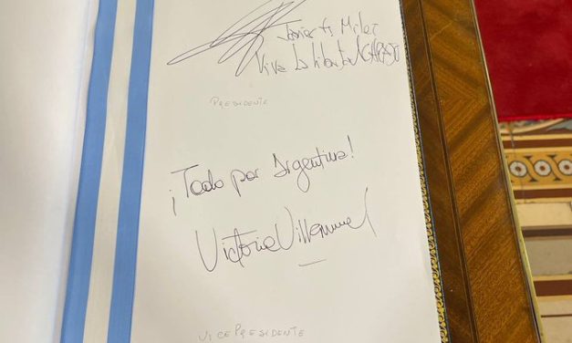 Con una de sus frases de cabecera, Milei firmó el libro de honor del Congreso