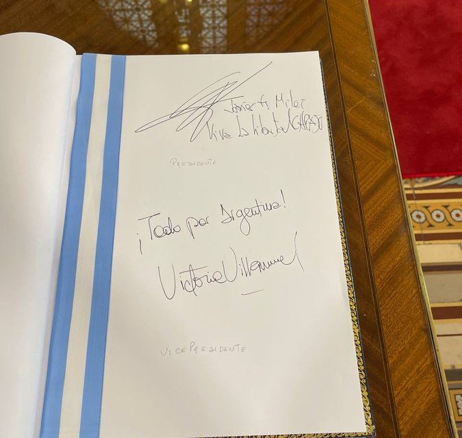Con una de sus frases de cabecera, Milei firmó el libro de honor del Congreso