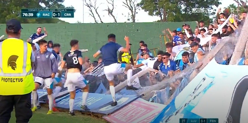 Cerro se salvó del descenso y en el festejo del gol los jugadores tiraron el tejido