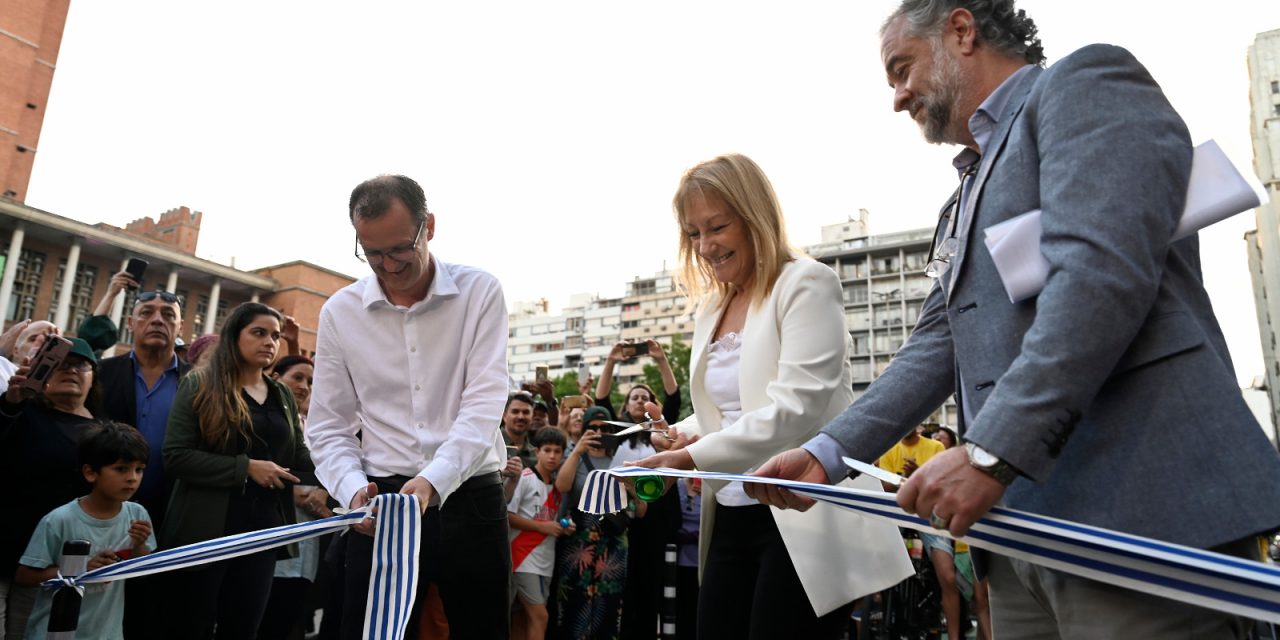 La intendenta de Montevideo inauguró la ciclovía en 18 de Julio y realizó un pedido: «Que la gente no cruce por el medio de la calle»