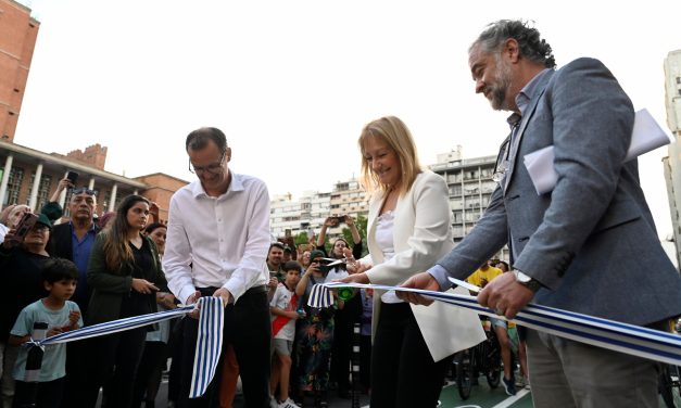 La intendenta de Montevideo inauguró la ciclovía en 18 de Julio y realizó un pedido: «Que la gente no cruce por el medio de la calle»