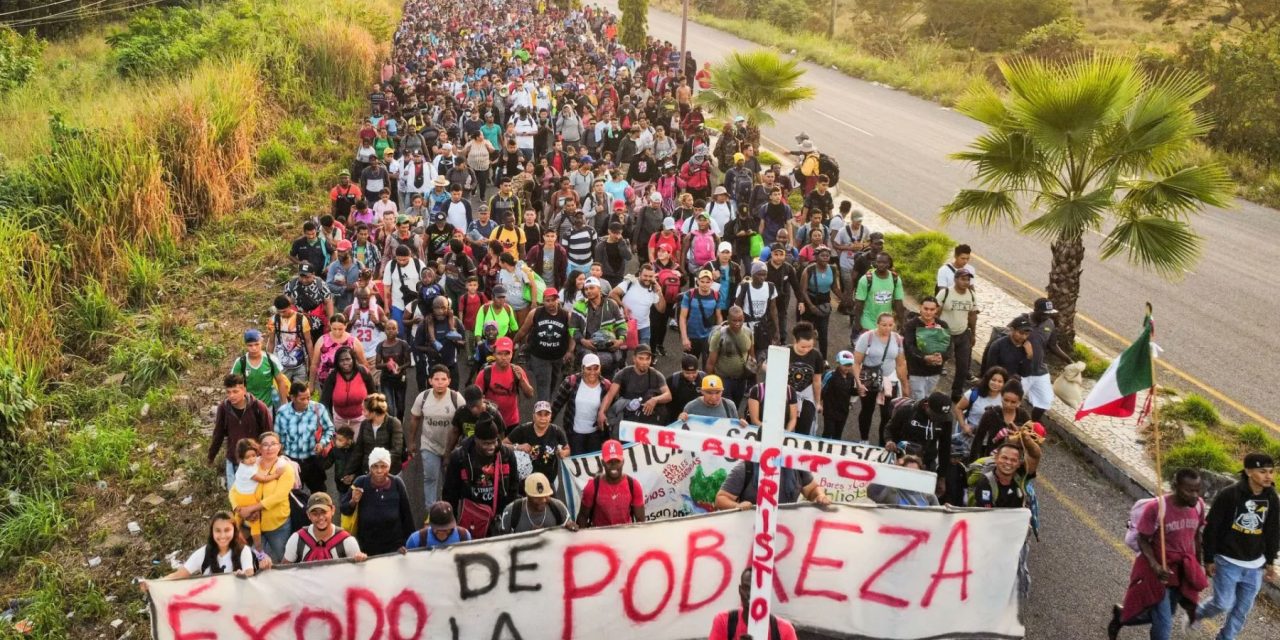 10.000 migrantes de 24 países marchan hacia la frontera entre México y Estados Unidos