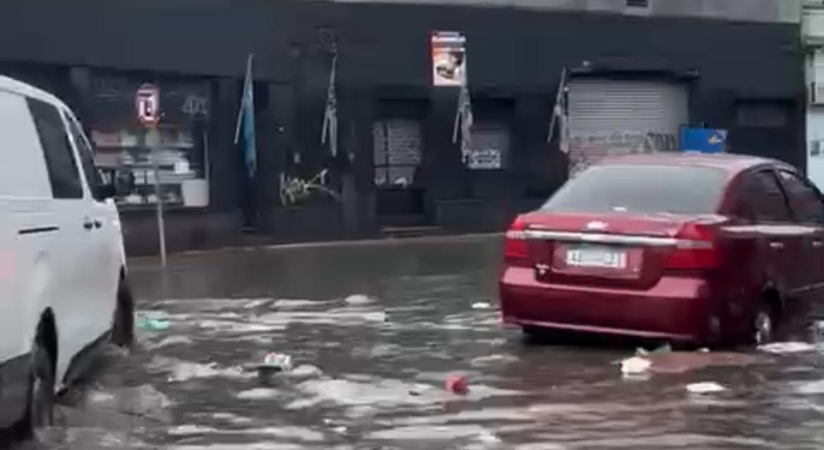 Fuertes tormentas en Montevideo: calles inundadas, autos flotando y techos que vuelan