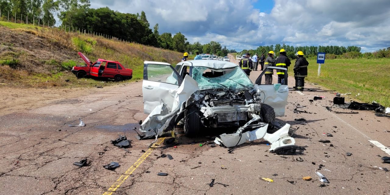 Accidente fatal en Canelones: tres jóvenes fallecieron, dos de ellos calcinados tras choque frontal que involucró tres vehículos