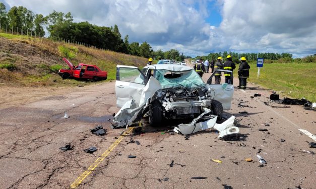 Accidente fatal en Canelones: tres jóvenes fallecieron, dos de ellos calcinados tras choque frontal que involucró tres vehículos