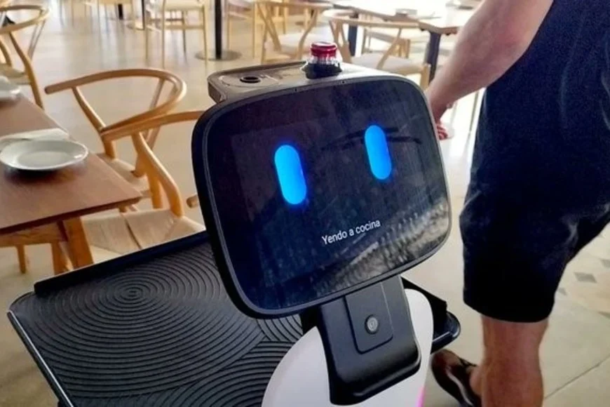 Caio el mozo robot que toma pedidos en un restaurante de Punta del Este