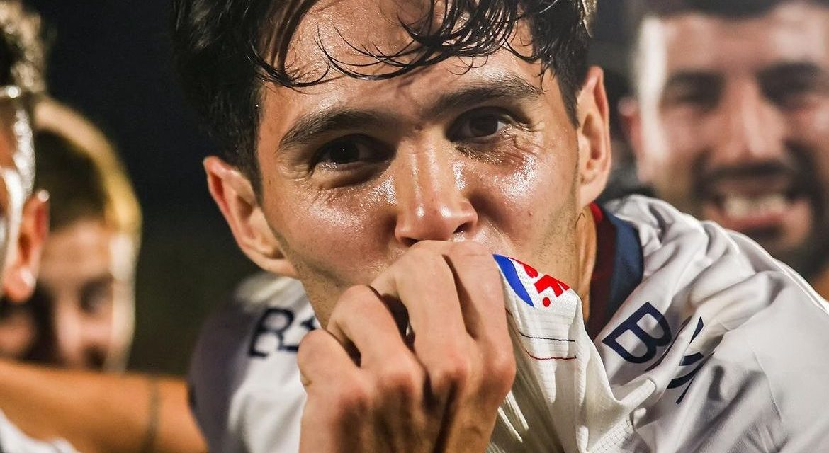 El ex Peñarol y Liverpool besó el escudo tricolor en su primer gol clásico