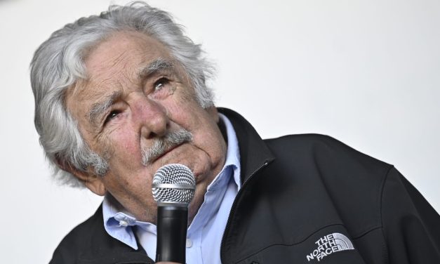 Mujica pidió que si el próximo presidente es del FA, done parte de su sueldo a viviendas