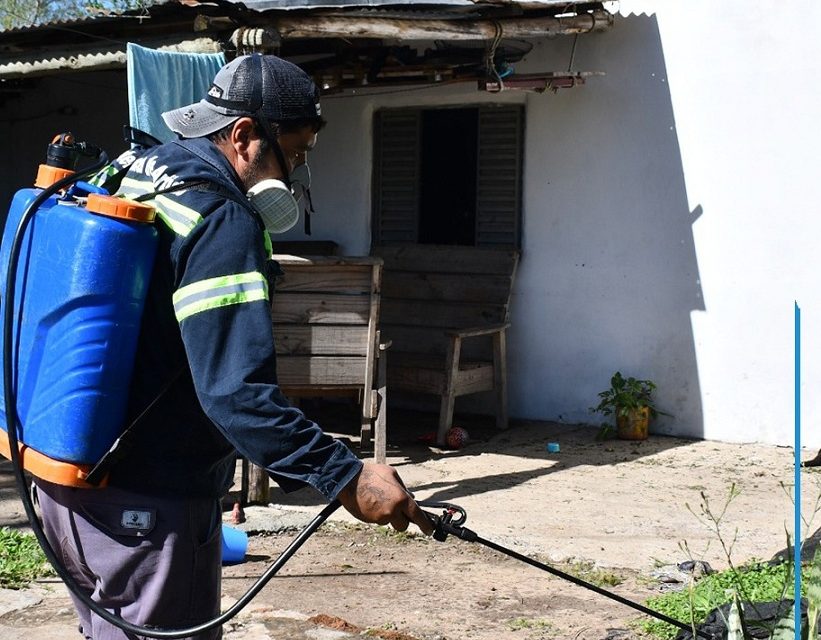 Artigas: Autoridades sanitarias y el Ejército Nacional realizan fumigación contra el dengue casa por casa