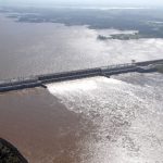 Represa de Salto Grande baja su nivel para sostener el agua que entra desde Brasil