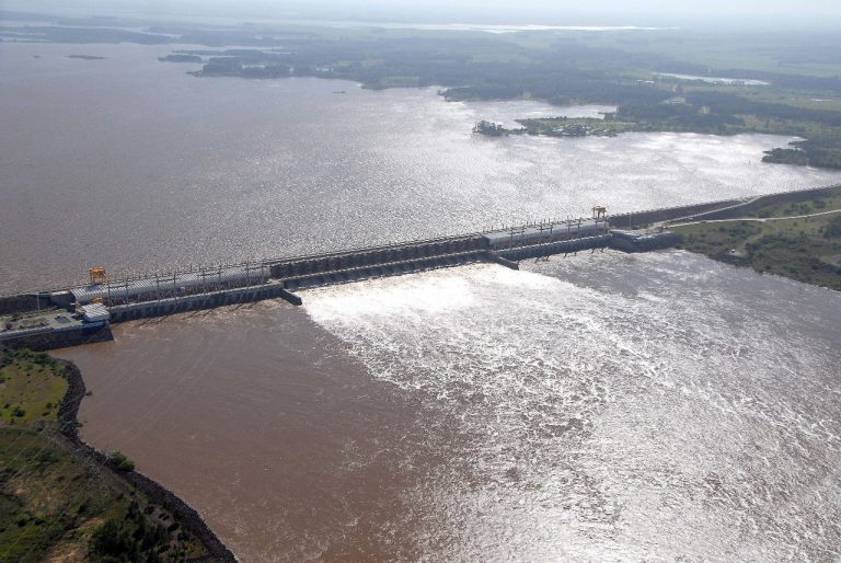 Represa de Salto Grande baja su nivel para sostener el agua que viene desde Brasil