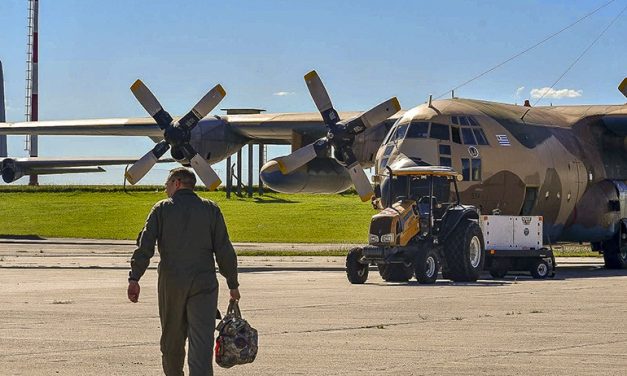 Uruguay ayuda a Paraguay con avión hidratante para combatir incendios en dicho país