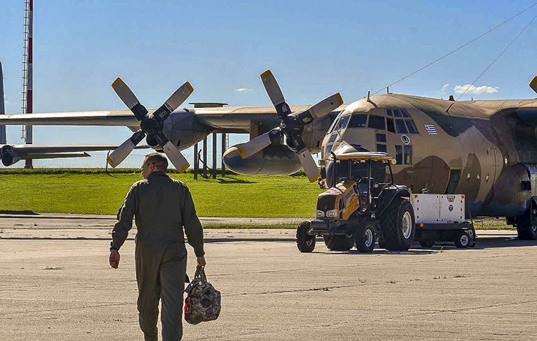 Uruguay ayuda a Paraguay con avión hidratante para combatir incendios en dicho país