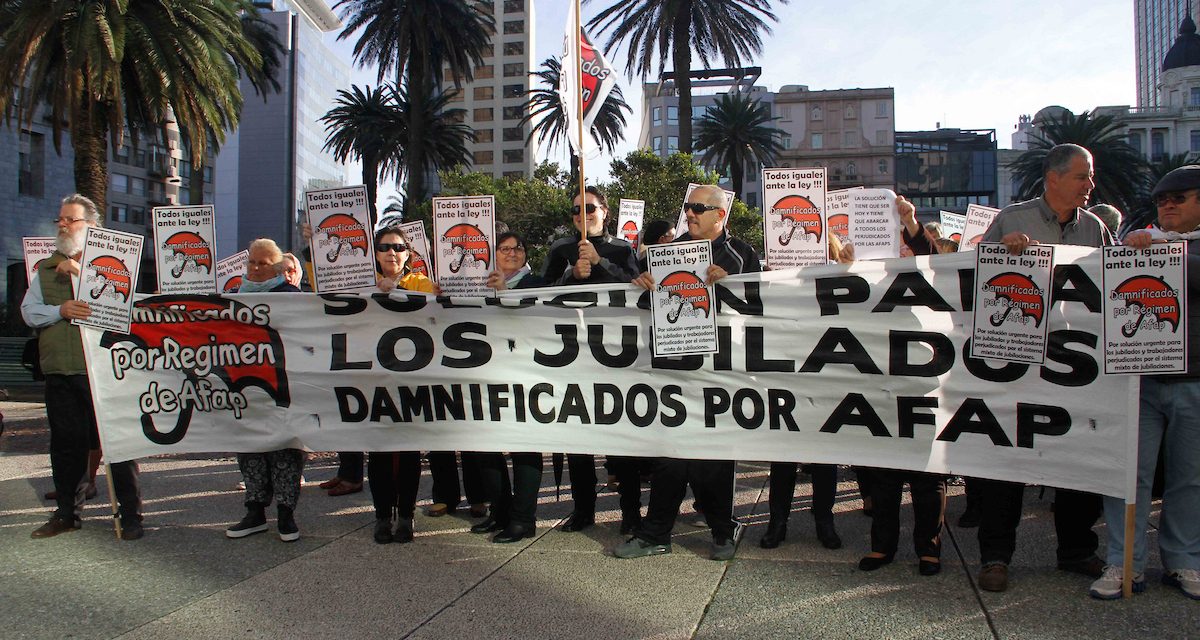 Cincuentones reclaman derogación de artículo que les quita 10% de su jubilación