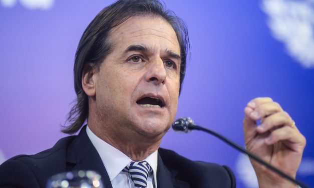 Lacalle Pou dijo que le gustaría que los candidatos del FA “se la jueguen” y hagan campaña contra plebiscito de la seguridad social