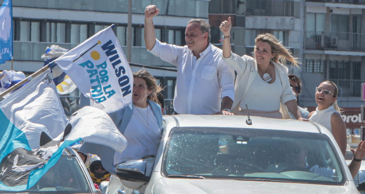 La fórmula del PN participó de una caravana y un acto en la rambla de Montevideo con integrantes de todas las listas