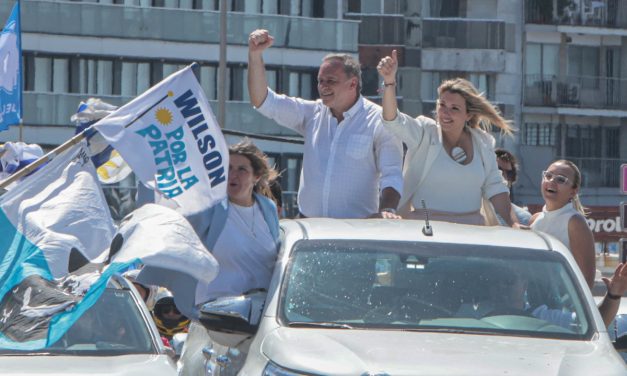 La fórmula del PN participó de una caravana y un acto en la rambla de Montevideo con integrantes de todas las listas