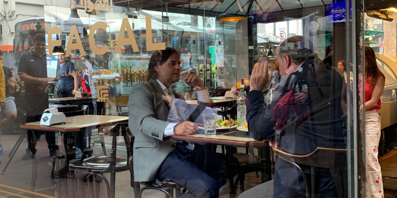 Delgado almorzó con Lacalle Pou en un bar del centro de Montevideo, ¿Qué comieron?