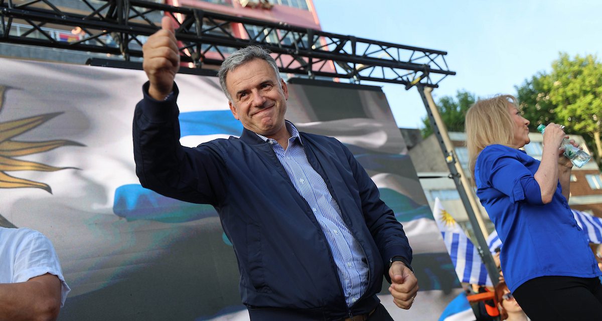 El Frente Amplio realizó en la rambla montevideana el «Banderazo por el Uruguay»